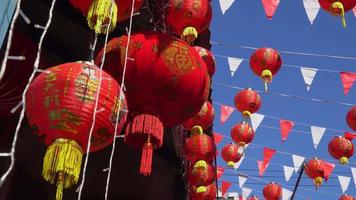 lanternes du nouvel an chinois dans la région de china town. video