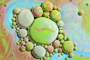 fotografía macro de burbujas de colores foto