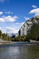 el río bow en banff, alberta, bajo un cielo azul lleno de nubes foto