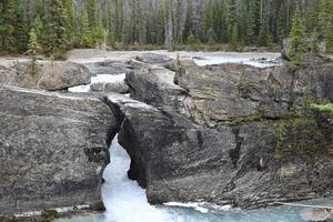 el puente terrestre natural cerca del lago esmeralda en las montañas rocosas canadienses foto