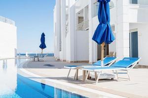 sharm-el-sheikh, egipto, 2022 - hotel de lujo con piscina contra el cielo azul foto