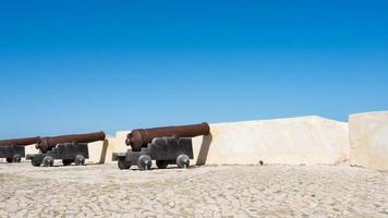 antiguos cañones de defensa en la fortaleza de sagres, portugal foto