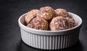 sabrosas galletas caseras de jengibre en una mesa de hormigón oscuro foto