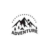 logotipo de ilustración de campamento de verano y aventura al aire libre, montaña, escudo de armas vector