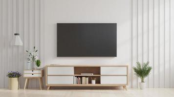 televisión inteligente en la pared blanca de la sala de estar, diseño minimalista.