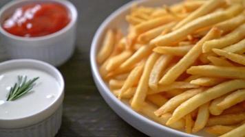 Pommes Frites oder Kartoffelchips mit Sour Cream und Ketchup video
