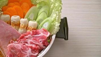 Sukiyaki ou shabu hot pot black sopa com carne crua e vegetais - comida japonesa