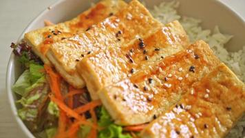 teriyaki tofu rijstkom - veganistische en vegetarische eetstijl video