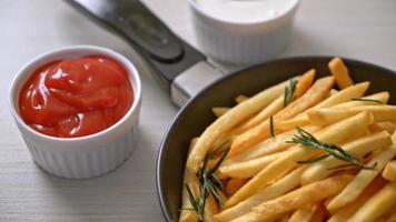 pommes frites eller potatischips med gräddfil och ketchup video