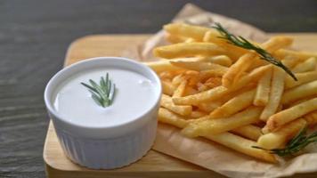 pommes frites eller potatischips med gräddfil och ketchup video