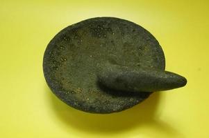 cobek o ulekan es un par de herramientas que se han utilizado desde la antigüedad para machacar, moler, pulverizar, moler y mezclar ciertos ingredientes. foto