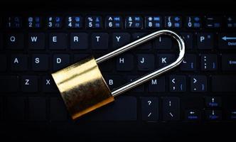 sistemas de seguridad de datos computadora con candado cerrado en el teclado para proteger el crimen por un hacker anónimo internet y tecnología de red de datos fondo ciberseguridad foto