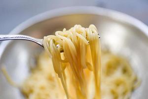 espaguetis en tenedor espaguetis cocidos pasta comida italiana y menú foto