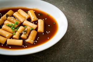 jjajang tteokbokki picante o pastel de arroz coreano en salsa picante de frijoles negros foto