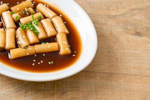 jjajang tteokbokki picante o pastel de arroz coreano en salsa picante de frijoles negros foto