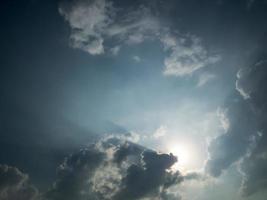 el cielo es azul las nubes son blancas. foto