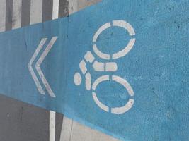 icono en la carretera que muestra el camino de la bicicleta. foto