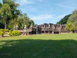 parque histórico de phimai phimai construido según el arte tradicional de khmer. phimai prasat hin probablemente comenzó a construirse durante el reinado del rey suryavarman 1 tempes budistas del siglo XVI. foto