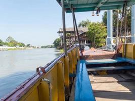 en los barcos que cruzan el río en Tailandia. foto