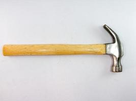 mango de madera de martillo de acero sobre un fondo blanco foto