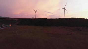 Luftbild fünf Windturbinen, die auf der grünen Wiese mit schönem Himmelshintergrundpanorama stehen. Konzepthintergrund für erneuerbare Energien kopieren und einfügen