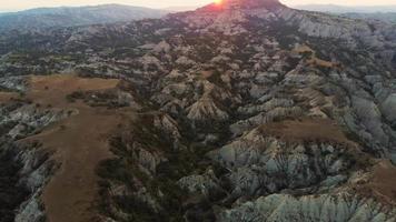 panorama surreal dramático da paisagem da terra deserta com belas formações de penhasco e fundo do sol dourado no parque nacional de vashlovani. destino de viagem na Geórgia. video