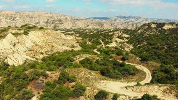 surreales dramatisches Landschaftspanorama der verlassenen Erde mit wunderschönen Klippenformationen und blauem Himmelshintergrund im Vashlovani-Nationalpark. reiseziel georgien. video