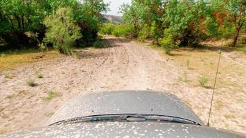 point de vue conduite 4x4 sur hors route boueuse dans la nature sauvage à l'extérieur lors d'une aventure extrême tournée vidéo 4k dans le caucase video