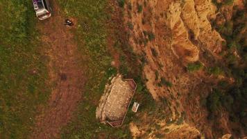 luta upp närbild 4wd isolerad ridning på klippa med natursköna landskap bakgrund. utforska Vashlovani nationalpark. video