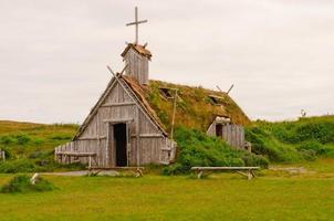 Réplica de iglesia en pueblo vikingo en Terranova foto