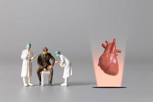 médico que estudia y trata el corazón humano, concepto del día mundial de la salud foto