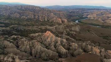 luchtfoto filmische uitzicht berg canyon. steentextuur op zonsonderganglicht, sedimentair bergkalksteen. stenen rotsen texture.vashlovani nationaal park.georgia video