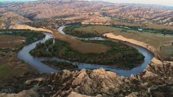 luchtfoto mijniskure landschap met alazani rivier grenzend aan azerbeidzjan en georgië. video