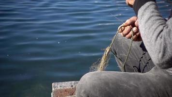 vecchio pescatore mano perairing rete da pesca video