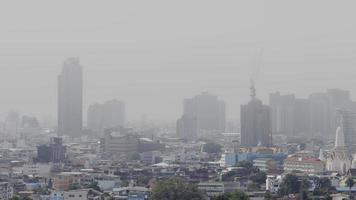 lever du soleil dans la ville de bangkok sur la rivière chao phraya, thaïlande prendre une photo du quartier chinois de yaowarach. video