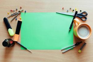 hoja vacía verde con muchos objetos de papelería hace foto