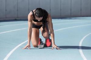 atleta en posición inicial foto