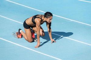 mujer atleta en posición inicial foto