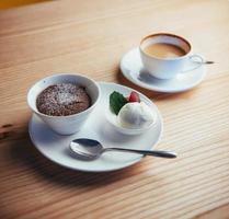 pastel helado con chocolate y capuchino foto