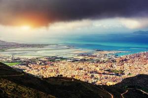 la vista desde las alturas de la ciudad. foto