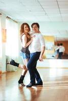 hermosa pareja de artistas profesionales bailando baile apasionado foto