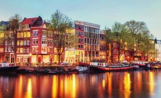 casas del canal de amsterdam al atardecer con reflejos vibrantes, neth foto