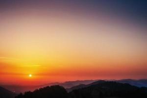 fantásticas colinas soleadas que brillan intensamente por la luz del sol. cárpatos, ucrania, foto