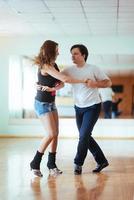 hermosa pareja de artistas profesionales bailando baile apasionado