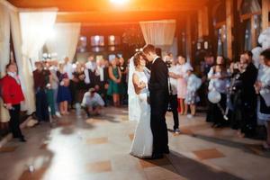 novios felices en su primer baile, boda foto