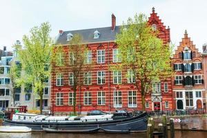 canales de amsterdam y casas típicas. foto