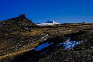 hermoso paisaje montañas cubiertas de nieve y cielo azul foto