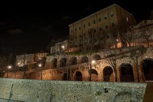 ciudad alta de bérgamo en la noche foto