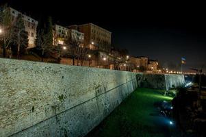 ciudad alta de bérgamo en la noche foto