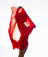 mujer envuelta en un pañuelo rojo en el viento foto